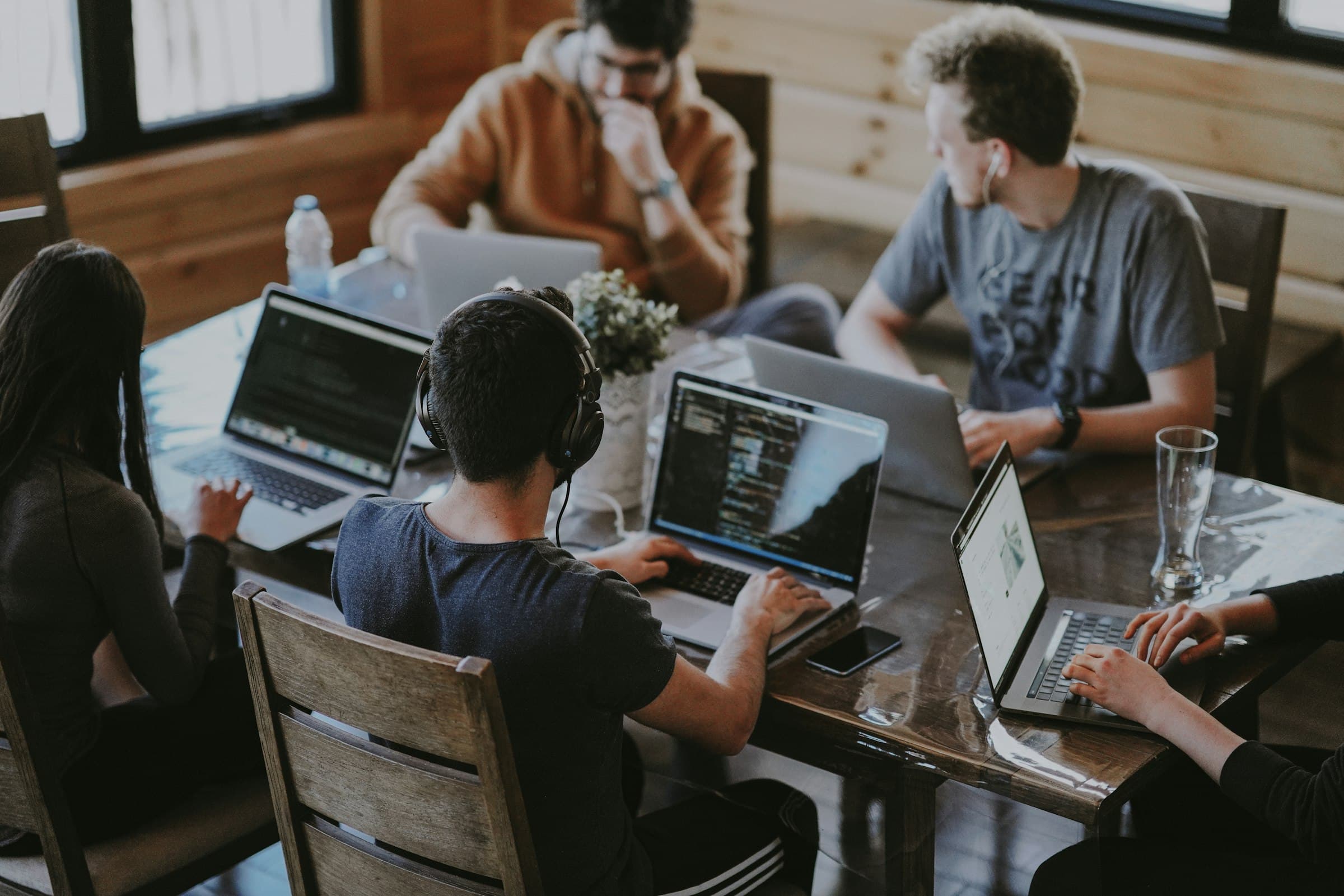 Ons team aan het werk aan een grote tafel